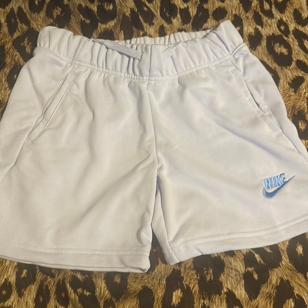 NEW WITHOUT TAGS NIKE WHITE SHORTS XL KIDS